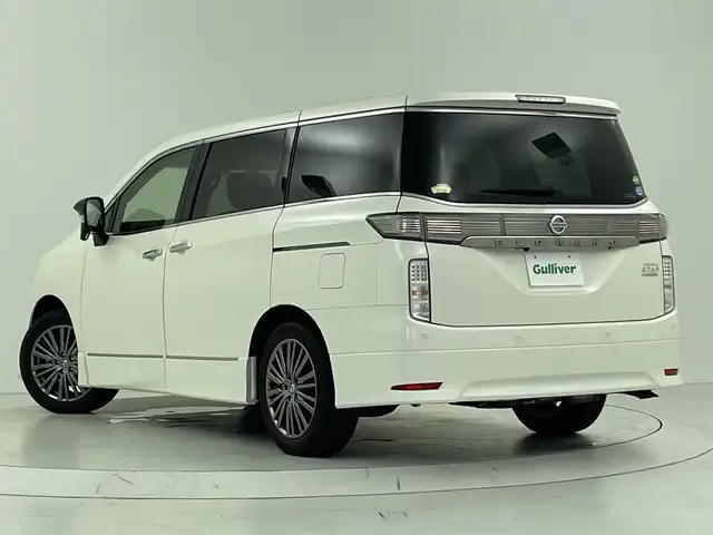 日産 エルグランド 250HWS S アーバンクロム 大阪府 2020(令2)年 6.3万km ブリリアントホワイトパール インテリジェントエマージェンシーブレーキ/　・インテリジェントクルーズコントロール/　・車線逸脱警報　LDW/　・インテリジェントLI/　・ハイビームアシスト/純正ディーラーナビ/　CD/DVD/Bluetooth/フルセグ/バックカメラ/両側パワースライドドア/ハーフレザーシート黒/革巻きステアリング/後席サンシェード/純正18インチアルミホイール/オットマン/スマートキー/ステアリングスイッチ/ビルトインETC/純正フロアマット/電動格納ウィンカーミラー