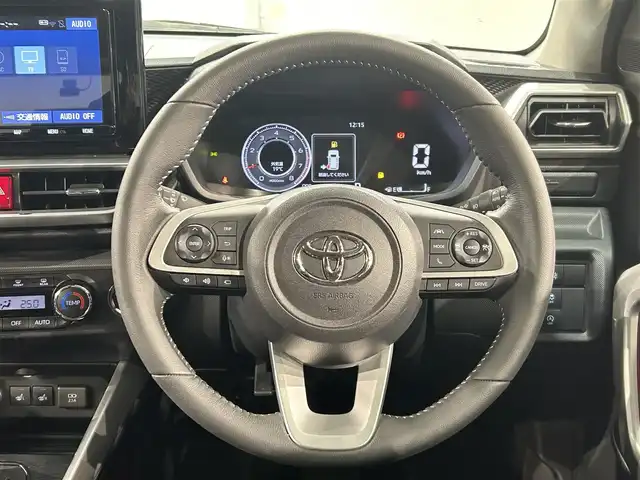 トヨタ ライズ Z 愛知県 2022(令4)年 1.8万km ターコイズブルーマイカメタリック 純正９型Ｔコネクトナビ　/(Bluetooth/フルセグTV/SD/CD・DVD再生）/パノラミックビューモニター　/USB接続/スマートアシスト/　　-衝突回避支援ブレーキ/　　-衝突警報機能/　　-車線逸脱警報/　　-車線逸脱抑制機能/　　-ブレーキ制御付誤発進抑制/　　-先行車発進お知らせ/　　-ADB（アダプティブドライビングビーム）/　　-コーナーセンサー/　　-標識認識機能/　　-LKC（レーンキープコントロール）/　　-アダプティブクルーズコントロール　/前席シートヒーター　/ビルトインＥＴＣ　/前後ドライブレコーダー　/ＬＥＤヘッドライト/LEDフォグランプ　/社外17インチアルミ/プッシュスタート/　　-スマートキー