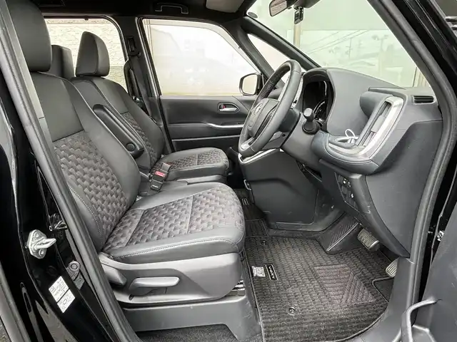 トヨタ ヴォクシー S－Z 大阪府 2024(令6)年 1.6万km アティチュードブラックマイカ ワンオーナー/純正10.5インチTコネクトナビ/（フルセグ/BT/CD/DVD）/バックカメラ/両側パワースライドドア/レーダークルーズコントロール/レーンキープアシスト/プリクラッシュセーフティ/前後コーナーセンサー/ハーフレザーシート/前席パワーシート/シートヒーター/純正17インチAW/前後ドライブレコーダー/保証書/取扱説明書/スペアキー有