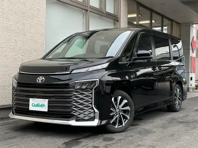 トヨタ ヴォクシー S－Z 大阪府 2024(令6)年 1.6万km アティチュードブラックマイカ ワンオーナー/純正10.5インチTコネクトナビ/（フルセグ/BT/CD/DVD）/バックカメラ/両側パワースライドドア/レーダークルーズコントロール/レーンキープアシスト/プリクラッシュセーフティ/前後コーナーセンサー/ハーフレザーシート/前席パワーシート/シートヒーター/純正17インチAW/前後ドライブレコーダー/保証書/取扱説明書/スペアキー有