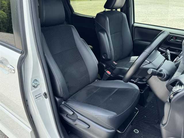 トヨタ ヴォクシー ZS 煌Ⅲ 兵庫県 2021(令3)年 4.6万km ホワイトパールクリスタルシャイン カロッツェリア8インチナビ/フルセグTV/バックカメラ/カロッツェリア10.2インチフリップダウンモニター/ビルトインETC/トヨタセーフティセンス/ハーフ黒レザーシート/両側パワースライドドア/純正16インチAW/AUTOハイビーム/AUTOライト