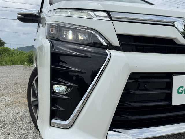 トヨタ ヴォクシー ZS 煌Ⅲ 兵庫県 2021(令3)年 4.6万km ホワイトパールクリスタルシャイン カロッツェリア8インチナビ/フルセグTV/バックカメラ/カロッツェリア10.2インチフリップダウンモニター/ビルトインETC/トヨタセーフティセンス/ハーフ黒レザーシート/両側パワースライドドア/純正16インチAW/AUTOハイビーム/AUTOライト
