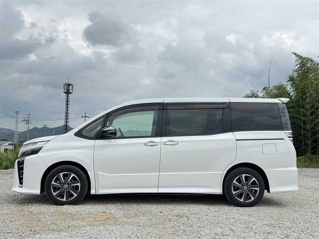 トヨタ ヴォクシー ZS 煌Ⅲ 兵庫県 2021(令3)年 4.6万km ホワイトパールクリスタルシャイン カロッツェリア8インチナビ/フルセグTV/バックカメラ/カロッツェリア10.2インチフリップダウンモニター/ビルトインETC/トヨタセーフティセンス/ハーフ黒レザーシート/両側パワースライドドア/純正16インチAW/AUTOハイビーム/AUTOライト