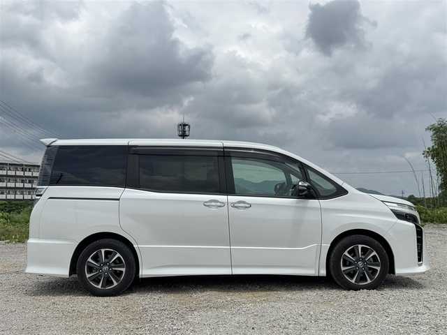 トヨタ ヴォクシー ZS 煌Ⅲ 兵庫県 2021(令3)年 4.6万km ホワイトパールクリスタルシャイン カロッツェリア8インチナビ/フルセグTV/バックカメラ/カロッツェリア10.2インチフリップダウンモニター/ビルトインETC/トヨタセーフティセンス/ハーフ黒レザーシート/両側パワースライドドア/純正16インチAW/AUTOハイビーム/AUTOライト