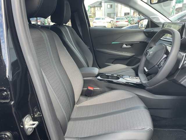 プジョー プジョー ２０８ アリュール 石川県 2022(令4)年 1.8万km 黒 純正ディスプレイオーディオ/AppleCarPlay/AndroidAuto/360ビューモニター/デジタルヘッドアップインストルメントパネル/LEDライト/LEDデイライト/アクティブセーフティブレーキ/ディスタンスアラート/レーンポジショニングアシスト/アクティブクルーズ/クリアランスソナー/ETC/パドルシフト/純正アロイホイール/スタッドレスタイヤ積込/スマートキー/プッシュスタート
