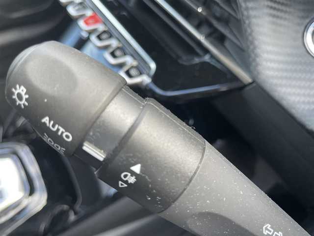 プジョー プジョー ２０８ アリュール 石川県 2022(令4)年 1.8万km 黒 純正ディスプレイオーディオ/AppleCarPlay/AndroidAuto/360ビューモニター/デジタルヘッドアップインストルメントパネル/LEDライト/LEDデイライト/アクティブセーフティブレーキ/ディスタンスアラート/レーンポジショニングアシスト/アクティブクルーズ/クリアランスソナー/ETC/パドルシフト/純正アロイホイール/スタッドレスタイヤ積込/スマートキー/プッシュスタート