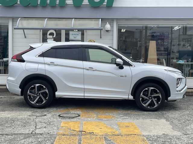 三菱 エクリプス クロス ＰＨＥＶ P 神奈川県 2023(令5)年 1.7万km ホワイトダイヤモンド ワンオーナー/純正8インチディスプレイ/　(ナビ・フルセグTV・Bluetooth・USB)/マルチアラウンドモニター/e-Assist/　・衝突被害軽減ブレーキ/　・車線逸脱警報システム/　・誤発進抑制機能/　・後側方車両検知警報システム/　・後退時交差車両検知警報システム/パーキングセンサー/MI-PILOT/　・レーダークルーズコントロール/　・車線維持支援機能/純正18インチAW/LEDヘッドライト/ヘッドアップディスプレイ/エレクトリックテールゲード/前後ドライブレコーダー/ステアリングヒーター/前席シートヒーター/スマートキー×2/保証書/取扱説明書