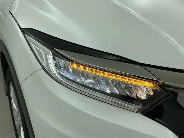 ホンダ ヴェゼル ハイブリッド X ホンダセンシング 福井県 2020(令2)年 2.5万km プラチナホワイトパール ワンオーナー/純正ナビ/CD/DVD/フルセグTV/Bluetooth/SD/USB/AUX/バックカメラ /ホンダセンシング/・マルチインフォメーションディスプレイ/・衝突軽減ブレーキ/・誤発進抑制機能/・歩行者事故提言ステアリング/・車線維持支援システム/・クルーズコントロール/・標識認識機能/プッシュスタート/スペアキー/革巻きステアリング/ステアリングリモコン/ステアリングチルド機構/ウィンカー・電動格納式ミラー/オートライト /LED/フォグランプ/純正１６インチアルミ/純正フロアマット