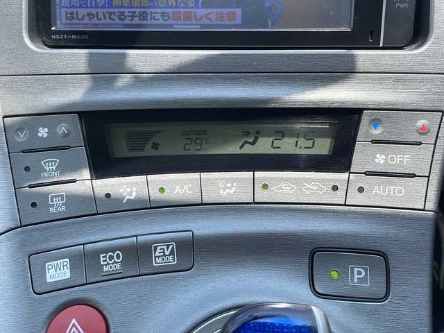 トヨタ プリウス S 兵庫県 2013(平25)年 6.3万km ホワイトパールクリスタルシャイン 保証書・取説・有/純正SDナビ・フルセグ・BT・CD・DVD・FM・AM/バックカメラ/ETC/プッシュスタート/スマートキー×2/純正フロアマット/純正ドアバイザー