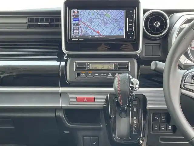 スズキ スペーシア カスタム HYBRID XS 福岡県 2018(平30)年 3.7万km ピュアホワイトP ・純正7インチナビ【CN-RE03WD】/-BT/フルセグTV/CD/DVD/FM/AM/SD/・衝突軽減ブレーキ/・クリアランスソナー/・車線逸脱警報/・横滑り防止装置/・オートライト/・オートハイビーム/・両側パワースライドドア/・前席シートヒーター/・ウィンカーミラー/・ドアバイザー/・フロアマット/・純正アルミ１５インチ/・純正フロントグリル/・フォグランプ/・アイドリングストップ/・スマートキー×２