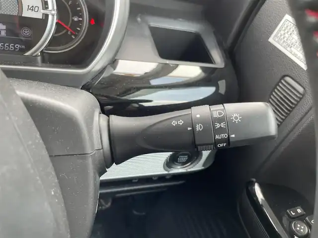 スズキ スペーシア カスタム HYBRID XS 福岡県 2018(平30)年 3.7万km ピュアホワイトP ・純正7インチナビ【CN-RE03WD】/-BT/フルセグTV/CD/DVD/FM/AM/SD/・衝突軽減ブレーキ/・クリアランスソナー/・車線逸脱警報/・横滑り防止装置/・オートライト/・オートハイビーム/・両側パワースライドドア/・前席シートヒーター/・ウィンカーミラー/・ドアバイザー/・フロアマット/・純正アルミ１５インチ/・純正フロントグリル/・フォグランプ/・アイドリングストップ/・スマートキー×２