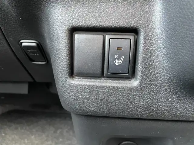 スズキ スペーシア カスタム HYBRID XS 福岡県 2018(平30)年 3.7万km ピュアホワイトP ・純正7インチナビ【CN-RE03WD】/-BT/フルセグTV/CD/DVD/FM/AM/SD/・衝突軽減ブレーキ/・クリアランスソナー/・車線逸脱警報/・横滑り防止装置/・オートライト/・オートハイビーム/・両側パワースライドドア/・前席シートヒーター/・ウィンカーミラー/・ドアバイザー/・フロアマット/・純正アルミ１５インチ/・純正フロントグリル/・フォグランプ/・アイドリングストップ/・スマートキー×２