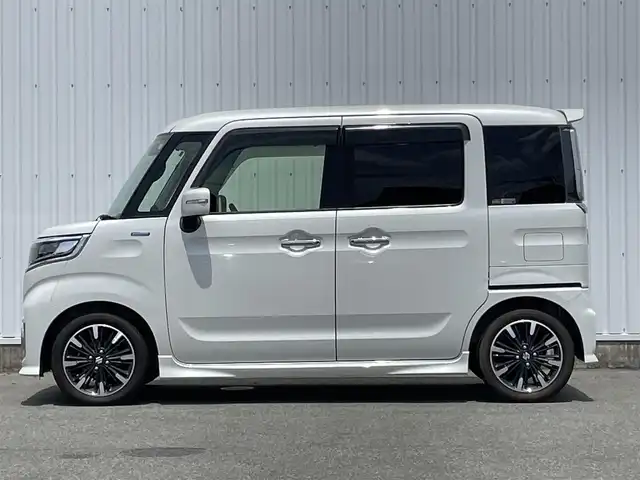 スズキ スペーシア カスタム HYBRID XS 福岡県 2018(平30)年 3.7万km ピュアホワイトP ・純正7インチナビ【CN-RE03WD】/-BT/フルセグTV/CD/DVD/FM/AM/SD/・衝突軽減ブレーキ/・クリアランスソナー/・車線逸脱警報/・横滑り防止装置/・オートライト/・オートハイビーム/・両側パワースライドドア/・前席シートヒーター/・ウィンカーミラー/・ドアバイザー/・フロアマット/・純正アルミ１５インチ/・純正フロントグリル/・フォグランプ/・アイドリングストップ/・スマートキー×２