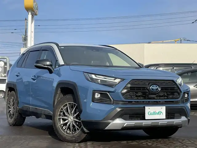トヨタ ＲＡＶ４ ハイブリッド アドベンチャー 道東・釧路十勝 2022(令4)年 3.3万km アッシュグレーメタリック/グレイッシュブルー 4WD/ワンオーナー/寒冷地仕様/Toyota Safety Sense/・PCS(プリクラッシュセーフティ)/・LTA(レーントレーシングアシスト)/・BSM(ブラインドスポットモニター)/・オートマチックハイビーム/・レーダークルーズコントロール/社外フローティングナビ/ (FM/AM/DISC/BT)/フルセグTV/バックカメラ/ドライブレコーダー/革巻きステアリング/ステアリングスイッチ/ステアリングヒーター/パワーシート/ (運転席)/メモリーシート/ (運転席)/シートヒーター/ (運転席/助手席)/エアーシート/ (運転席/助手席)/プッシュスタート/スマートキー/スペアキー/純正キー1体型エンジンスターター/パワーバックドア/純正19インチAW付サマータイヤ積込/TOM’s17インチAW付スタッドレスタイヤ/純正LEDヘッドライト/フォグランプ/ (フロント/リア)/電動格納ミラー/ウインカーミラー/ルーフレール/純正ドアバイザー/純正フロアマット/ブレーキホールド/横滑り防止装置/アイドリングストップ/取扱説明書/保証書