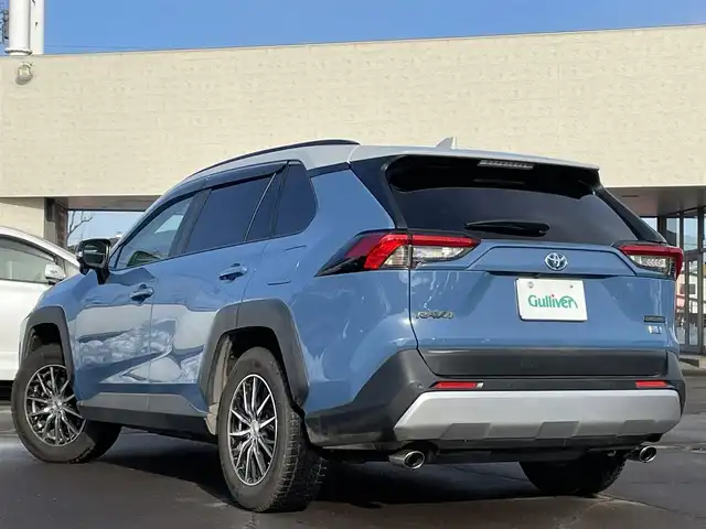 トヨタ ＲＡＶ４ ハイブリッド アドベンチャー 道東・釧路十勝 2022(令4)年 3.3万km アッシュグレーメタリック/グレイッシュブルー 4WD/ワンオーナー/寒冷地仕様/Toyota Safety Sense/・PCS(プリクラッシュセーフティ)/・LTA(レーントレーシングアシスト)/・BSM(ブラインドスポットモニター)/・オートマチックハイビーム/・レーダークルーズコントロール/社外フローティングナビ/ (FM/AM/DISC/BT)/フルセグTV/バックカメラ/ドライブレコーダー/革巻きステアリング/ステアリングスイッチ/ステアリングヒーター/パワーシート/ (運転席)/メモリーシート/ (運転席)/シートヒーター/ (運転席/助手席)/エアーシート/ (運転席/助手席)/プッシュスタート/スマートキー/スペアキー/純正キー1体型エンジンスターター/パワーバックドア/純正19インチAW付サマータイヤ積込/TOM’s17インチAW付スタッドレスタイヤ/純正LEDヘッドライト/フォグランプ/ (フロント/リア)/電動格納ミラー/ウインカーミラー/ルーフレール/純正ドアバイザー/純正フロアマット/ブレーキホールド/横滑り防止装置/アイドリングストップ/取扱説明書/保証書