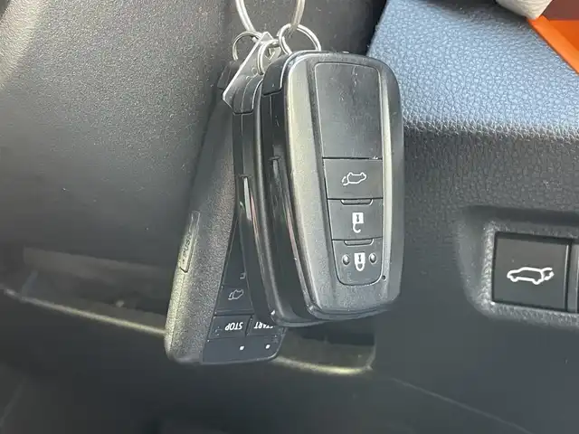 トヨタ ＲＡＶ４ ハイブリッド アドベンチャー 道東・釧路十勝 2022(令4)年 3.3万km アッシュグレーメタリック/グレイッシュブルー 4WD/ワンオーナー/寒冷地仕様/Toyota Safety Sense/・PCS(プリクラッシュセーフティ)/・LTA(レーントレーシングアシスト)/・BSM(ブラインドスポットモニター)/・オートマチックハイビーム/・レーダークルーズコントロール/社外フローティングナビ/ (FM/AM/DISC/BT)/フルセグTV/バックカメラ/ドライブレコーダー/革巻きステアリング/ステアリングスイッチ/ステアリングヒーター/パワーシート/ (運転席)/メモリーシート/ (運転席)/シートヒーター/ (運転席/助手席)/エアーシート/ (運転席/助手席)/プッシュスタート/スマートキー/スペアキー/純正キー1体型エンジンスターター/パワーバックドア/純正19インチAW付サマータイヤ積込/TOM’s17インチAW付スタッドレスタイヤ/純正LEDヘッドライト/フォグランプ/ (フロント/リア)/電動格納ミラー/ウインカーミラー/ルーフレール/純正ドアバイザー/純正フロアマット/ブレーキホールド/横滑り防止装置/アイドリングストップ/取扱説明書/保証書