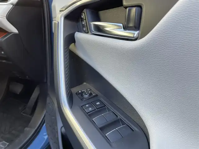 トヨタ ＲＡＶ４ ハイブリッド アドベンチャー 道東・釧路十勝 2022(令4)年 3.3万km アッシュグレーメタリック/グレイッシュブルー 4WD/ワンオーナー/寒冷地仕様/Toyota Safety Sense/・PCS(プリクラッシュセーフティ)/・LTA(レーントレーシングアシスト)/・BSM(ブラインドスポットモニター)/・オートマチックハイビーム/・レーダークルーズコントロール/社外フローティングナビ/ (FM/AM/DISC/BT)/フルセグTV/バックカメラ/ドライブレコーダー/革巻きステアリング/ステアリングスイッチ/ステアリングヒーター/パワーシート/ (運転席)/メモリーシート/ (運転席)/シートヒーター/ (運転席/助手席)/エアーシート/ (運転席/助手席)/プッシュスタート/スマートキー/スペアキー/純正キー1体型エンジンスターター/パワーバックドア/純正19インチAW付サマータイヤ積込/TOM’s17インチAW付スタッドレスタイヤ/純正LEDヘッドライト/フォグランプ/ (フロント/リア)/電動格納ミラー/ウインカーミラー/ルーフレール/純正ドアバイザー/純正フロアマット/ブレーキホールド/横滑り防止装置/アイドリングストップ/取扱説明書/保証書