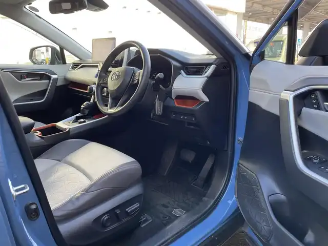 トヨタ ＲＡＶ４ ハイブリッド アドベンチャー 道東・釧路十勝 2022(令4)年 3.3万km アッシュグレーメタリック/グレイッシュブルー 4WD/ワンオーナー/寒冷地仕様/Toyota Safety Sense/・PCS(プリクラッシュセーフティ)/・LTA(レーントレーシングアシスト)/・BSM(ブラインドスポットモニター)/・オートマチックハイビーム/・レーダークルーズコントロール/社外フローティングナビ/ (FM/AM/DISC/BT)/フルセグTV/バックカメラ/ドライブレコーダー/革巻きステアリング/ステアリングスイッチ/ステアリングヒーター/パワーシート/ (運転席)/メモリーシート/ (運転席)/シートヒーター/ (運転席/助手席)/エアーシート/ (運転席/助手席)/プッシュスタート/スマートキー/スペアキー/純正キー1体型エンジンスターター/パワーバックドア/純正19インチAW付サマータイヤ積込/TOM’s17インチAW付スタッドレスタイヤ/純正LEDヘッドライト/フォグランプ/ (フロント/リア)/電動格納ミラー/ウインカーミラー/ルーフレール/純正ドアバイザー/純正フロアマット/ブレーキホールド/横滑り防止装置/アイドリングストップ/取扱説明書/保証書