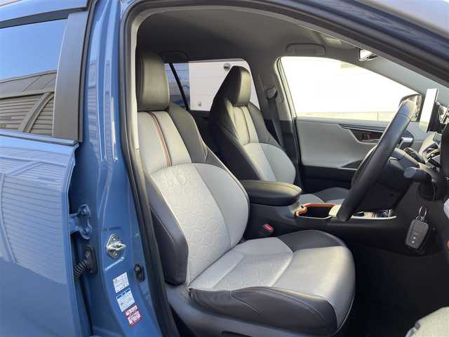 トヨタ ＲＡＶ４ ハイブリッド アドベンチャー 道東・釧路十勝 2022(令4)年 3.3万km アッシュグレーメタリック/グレイッシュブルー 4WD/ワンオーナー/寒冷地仕様/Toyota Safety Sense/・PCS(プリクラッシュセーフティ)/・LTA(レーントレーシングアシスト)/・BSM(ブラインドスポットモニター)/・オートマチックハイビーム/・レーダークルーズコントロール/社外フローティングナビ/ (FM/AM/DISC/BT)/フルセグTV/バックカメラ/ドライブレコーダー/革巻きステアリング/ステアリングスイッチ/ステアリングヒーター/パワーシート/ (運転席)/メモリーシート/ (運転席)/シートヒーター/ (運転席/助手席)/エアーシート/ (運転席/助手席)/プッシュスタート/スマートキー/スペアキー/純正キー1体型エンジンスターター/パワーバックドア/純正19インチAW付サマータイヤ積込/TOM’s17インチAW付スタッドレスタイヤ/純正LEDヘッドライト/フォグランプ/ (フロント/リア)/電動格納ミラー/ウインカーミラー/ルーフレール/純正ドアバイザー/純正フロアマット/ブレーキホールド/横滑り防止装置/アイドリングストップ/取扱説明書/保証書