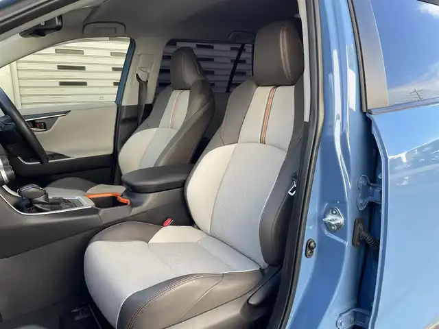 トヨタ ＲＡＶ４ ハイブリッド アドベンチャー 道東・釧路十勝 2022(令4)年 3.3万km アッシュグレーメタリック/グレイッシュブルー 4WD/ワンオーナー/寒冷地仕様/Toyota Safety Sense/・PCS(プリクラッシュセーフティ)/・LTA(レーントレーシングアシスト)/・BSM(ブラインドスポットモニター)/・オートマチックハイビーム/・レーダークルーズコントロール/社外フローティングナビ/ (FM/AM/DISC/BT)/フルセグTV/バックカメラ/ドライブレコーダー/革巻きステアリング/ステアリングスイッチ/ステアリングヒーター/パワーシート/ (運転席)/メモリーシート/ (運転席)/シートヒーター/ (運転席/助手席)/エアーシート/ (運転席/助手席)/プッシュスタート/スマートキー/スペアキー/純正キー1体型エンジンスターター/パワーバックドア/純正19インチAW付サマータイヤ積込/TOM’s17インチAW付スタッドレスタイヤ/純正LEDヘッドライト/フォグランプ/ (フロント/リア)/電動格納ミラー/ウインカーミラー/ルーフレール/純正ドアバイザー/純正フロアマット/ブレーキホールド/横滑り防止装置/アイドリングストップ/取扱説明書/保証書