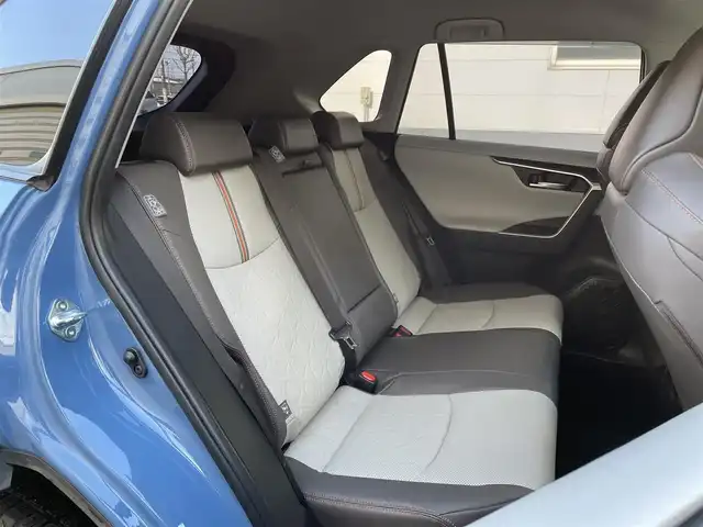 トヨタ ＲＡＶ４ ハイブリッド アドベンチャー 道東・釧路十勝 2022(令4)年 3.3万km アッシュグレーメタリック/グレイッシュブルー 4WD/ワンオーナー/寒冷地仕様/Toyota Safety Sense/・PCS(プリクラッシュセーフティ)/・LTA(レーントレーシングアシスト)/・BSM(ブラインドスポットモニター)/・オートマチックハイビーム/・レーダークルーズコントロール/社外フローティングナビ/ (FM/AM/DISC/BT)/フルセグTV/バックカメラ/ドライブレコーダー/革巻きステアリング/ステアリングスイッチ/ステアリングヒーター/パワーシート/ (運転席)/メモリーシート/ (運転席)/シートヒーター/ (運転席/助手席)/エアーシート/ (運転席/助手席)/プッシュスタート/スマートキー/スペアキー/純正キー1体型エンジンスターター/パワーバックドア/純正19インチAW付サマータイヤ積込/TOM’s17インチAW付スタッドレスタイヤ/純正LEDヘッドライト/フォグランプ/ (フロント/リア)/電動格納ミラー/ウインカーミラー/ルーフレール/純正ドアバイザー/純正フロアマット/ブレーキホールド/横滑り防止装置/アイドリングストップ/取扱説明書/保証書