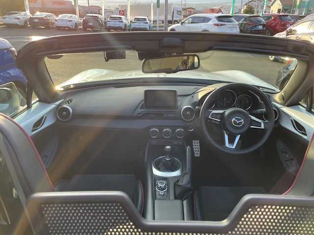 マツダ ロードスター RS 静岡県 2016(平28)年 6.5万km クリスタルホワイトパールマイカ ●純正ナビ/(フルセグ/CD/DVD/BT/AUX)/●ハーフレザーシート/●全席シートヒーター/●バックカメラ/●ブラインドスポットモニター/●レーンキープアシスト/●後方パーキングセンサー/●LEDヘッドライト/●オートライト/●革巻きステアリング/●ステアリングスイッチ/●前方ドライブレコーダー/●ETC/●スマートキー/●プッシュスタート/●社外フロアマット/●USB/●純正16インチアルミホイール/●ダブルSRS＋ABS