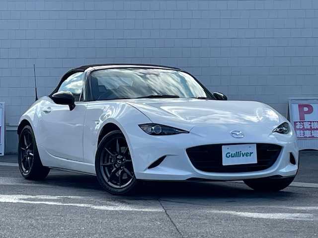 マツダ ロードスター RS 静岡県 2016(平28)年 6.5万km クリスタルホワイトパールマイカ ●純正ナビ/(フルセグ/CD/DVD/BT/AUX)/●ハーフレザーシート/●全席シートヒーター/●バックカメラ/●ブラインドスポットモニター/●レーンキープアシスト/●後方パーキングセンサー/●LEDヘッドライト/●オートライト/●革巻きステアリング/●ステアリングスイッチ/●前方ドライブレコーダー/●ETC/●スマートキー/●プッシュスタート/●社外フロアマット/●USB/●純正16インチアルミホイール/●ダブルSRS＋ABS