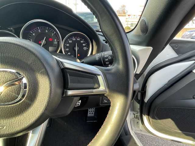 マツダ ロードスター RS 静岡県 2016(平28)年 6.5万km クリスタルホワイトパールマイカ ●純正ナビ/(フルセグ/CD/DVD/BT/AUX)/●ハーフレザーシート/●全席シートヒーター/●バックカメラ/●ブラインドスポットモニター/●レーンキープアシスト/●後方パーキングセンサー/●LEDヘッドライト/●オートライト/●革巻きステアリング/●ステアリングスイッチ/●前方ドライブレコーダー/●ETC/●スマートキー/●プッシュスタート/●社外フロアマット/●USB/●純正16インチアルミホイール/●ダブルSRS＋ABS