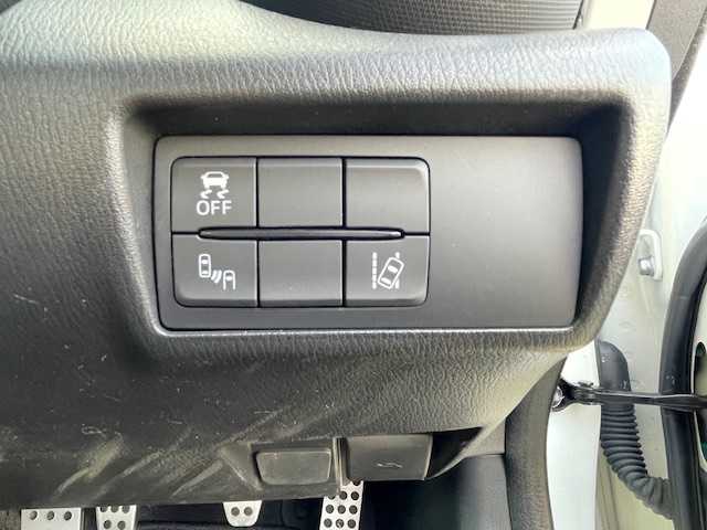 マツダ ロードスター RS 静岡県 2016(平28)年 6.5万km クリスタルホワイトパールマイカ ●純正ナビ/(フルセグ/CD/DVD/BT/AUX)/●ハーフレザーシート/●全席シートヒーター/●バックカメラ/●ブラインドスポットモニター/●レーンキープアシスト/●後方パーキングセンサー/●LEDヘッドライト/●オートライト/●革巻きステアリング/●ステアリングスイッチ/●前方ドライブレコーダー/●ETC/●スマートキー/●プッシュスタート/●社外フロアマット/●USB/●純正16インチアルミホイール/●ダブルSRS＋ABS