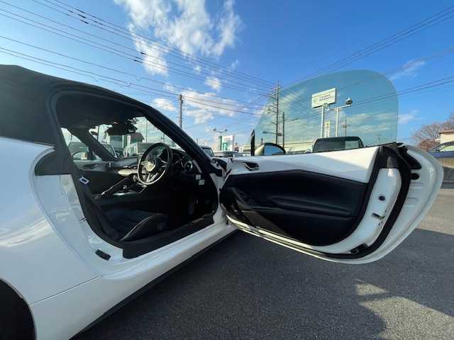 マツダ ロードスター RS 静岡県 2016(平28)年 6.5万km クリスタルホワイトパールマイカ ●純正ナビ/(フルセグ/CD/DVD/BT/AUX)/●ハーフレザーシート/●全席シートヒーター/●バックカメラ/●ブラインドスポットモニター/●レーンキープアシスト/●後方パーキングセンサー/●LEDヘッドライト/●オートライト/●革巻きステアリング/●ステアリングスイッチ/●前方ドライブレコーダー/●ETC/●スマートキー/●プッシュスタート/●社外フロアマット/●USB/●純正16インチアルミホイール/●ダブルSRS＋ABS