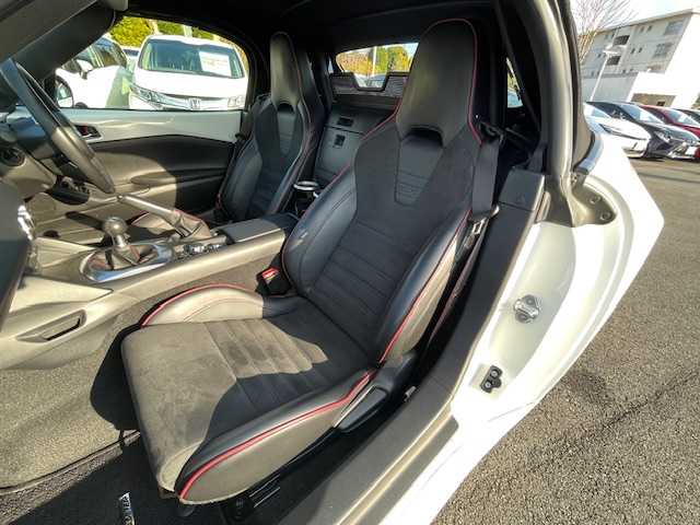 マツダ ロードスター RS 静岡県 2016(平28)年 6.5万km クリスタルホワイトパールマイカ ●純正ナビ/(フルセグ/CD/DVD/BT/AUX)/●ハーフレザーシート/●全席シートヒーター/●バックカメラ/●ブラインドスポットモニター/●レーンキープアシスト/●後方パーキングセンサー/●LEDヘッドライト/●オートライト/●革巻きステアリング/●ステアリングスイッチ/●前方ドライブレコーダー/●ETC/●スマートキー/●プッシュスタート/●社外フロアマット/●USB/●純正16インチアルミホイール/●ダブルSRS＋ABS