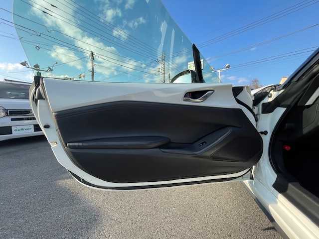 マツダ ロードスター RS 静岡県 2016(平28)年 6.5万km クリスタルホワイトパールマイカ ●純正ナビ/(フルセグ/CD/DVD/BT/AUX)/●ハーフレザーシート/●全席シートヒーター/●バックカメラ/●ブラインドスポットモニター/●レーンキープアシスト/●後方パーキングセンサー/●LEDヘッドライト/●オートライト/●革巻きステアリング/●ステアリングスイッチ/●前方ドライブレコーダー/●ETC/●スマートキー/●プッシュスタート/●社外フロアマット/●USB/●純正16インチアルミホイール/●ダブルSRS＋ABS