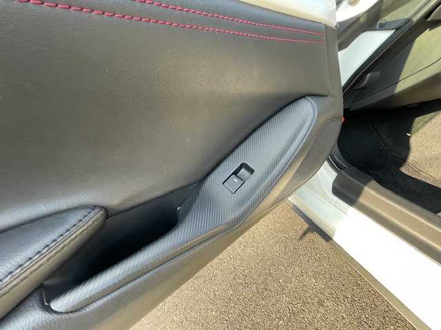 マツダ ロードスター RS 静岡県 2016(平28)年 6.5万km クリスタルホワイトパールマイカ ●純正ナビ/(フルセグ/CD/DVD/BT/AUX)/●ハーフレザーシート/●全席シートヒーター/●バックカメラ/●ブラインドスポットモニター/●レーンキープアシスト/●後方パーキングセンサー/●LEDヘッドライト/●オートライト/●革巻きステアリング/●ステアリングスイッチ/●前方ドライブレコーダー/●ETC/●スマートキー/●プッシュスタート/●社外フロアマット/●USB/●純正16インチアルミホイール/●ダブルSRS＋ABS