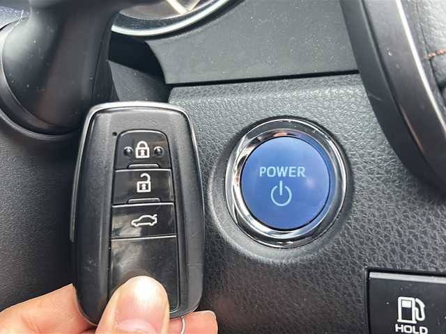 トヨタ カムリ G 山口県 2020(令2)年 5.7万km アティチュードブラックマイカ 禁煙車/スマートキー/プッシュスタート/前方ドライブレコーダー/純正HDDナビ/(BT/USB/ラジオ)/ETC/純正アルミホイール/純正フロアマット/バックカメラ/電子パーキングブレーキ/ブラインドスポットモニター/衝突軽減ブレーキ/車線逸脱警報装置/クリアランスソナー/オートライト/オートエアコン/オートハイビーム/レーダークルーズコントロール/取扱説明書/記録簿