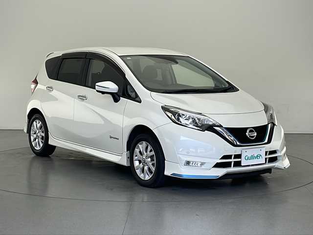 日産 ノート e－パワー X FOUR 長野県 2019(令1)年 6.2万km ブリリアントホワイトパール 4WD/純正SDナビ&フルセグTV&CD&DVD&BT/車線逸脱警報/衝突軽減ブレーキ/コーナーセンサー/社外前後ドライブレコーダー/アラウンドビューカメラ/ETC/LEDヘッドライト/オートライト/フロントフォグランプ/電動格納ミラー/ウィンカーミラー/純正15インチAW装着/純正フロアマット/ドアバイザー/プッシュスタート/スマートキー/スペアキー1本/純正エンジンスターター