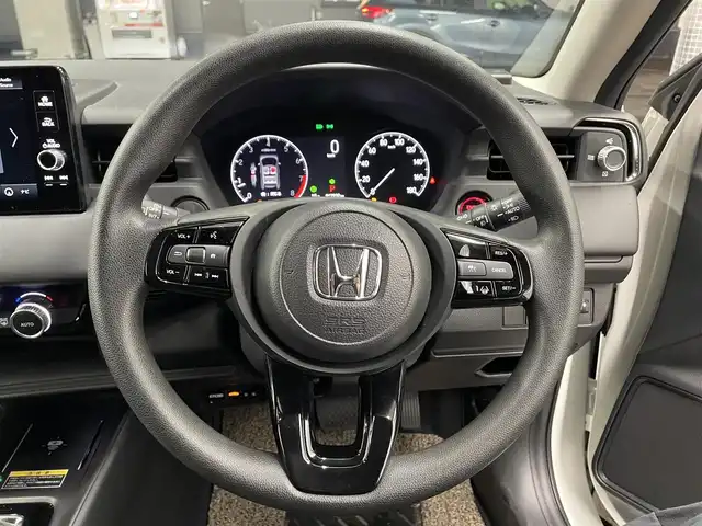 ホンダ ヴェゼル G 滋賀県 2023(令5)年 1.8万km プラチナホワイトパール 純正9インチナビ/【Bluetooth/USB/フルセグTV/Apple CarPlay/Android Auto】/バックカメラ/追従クルーズコントロール/クリアランスソナー/レーンキープアシスト/LEDヘッドライト/オートマチックハイビーム/衝突軽減ブレーキ/ヒルディセントコントロール/電動パーキングブレーキ/オートブレーキホールド/前後ドライブレコーダー/社外デジタルインナーミラー/ビルトインETC2.0/ワイヤレス充電/社外フロアマット/ドアバイザー/プッシュスタート/スマートキー/ステアリングリモコン