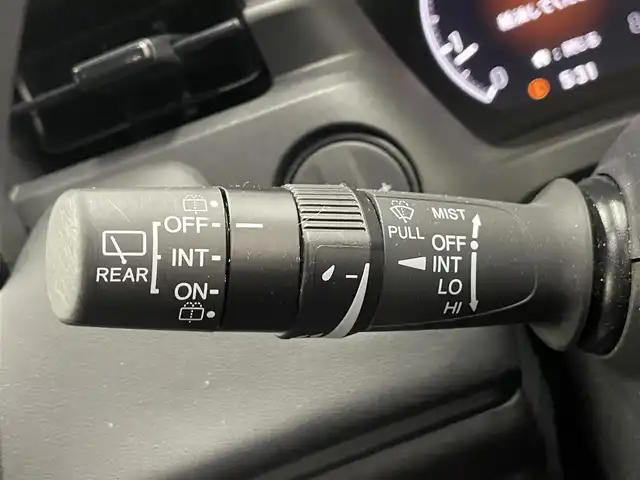 ホンダ ヴェゼル G 滋賀県 2023(令5)年 1.8万km プラチナホワイトパール 純正9インチナビ/【Bluetooth/USB/フルセグTV/Apple CarPlay/Android Auto】/バックカメラ/追従クルーズコントロール/クリアランスソナー/レーンキープアシスト/LEDヘッドライト/オートマチックハイビーム/衝突軽減ブレーキ/ヒルディセントコントロール/電動パーキングブレーキ/オートブレーキホールド/前後ドライブレコーダー/社外デジタルインナーミラー/ビルトインETC2.0/ワイヤレス充電/社外フロアマット/ドアバイザー/プッシュスタート/スマートキー/ステアリングリモコン