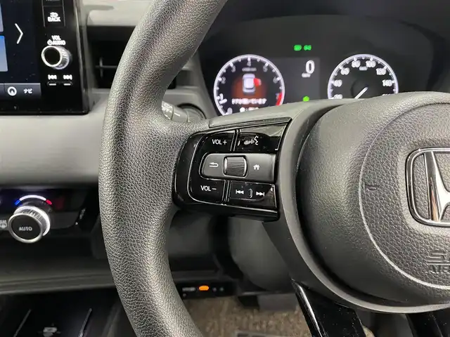 ホンダ ヴェゼル G 滋賀県 2023(令5)年 1.8万km プラチナホワイトパール 純正9インチナビ/【Bluetooth/USB/フルセグTV/Apple CarPlay/Android Auto】/バックカメラ/追従クルーズコントロール/クリアランスソナー/レーンキープアシスト/LEDヘッドライト/オートマチックハイビーム/衝突軽減ブレーキ/ヒルディセントコントロール/電動パーキングブレーキ/オートブレーキホールド/前後ドライブレコーダー/社外デジタルインナーミラー/ビルトインETC2.0/ワイヤレス充電/社外フロアマット/ドアバイザー/プッシュスタート/スマートキー/ステアリングリモコン