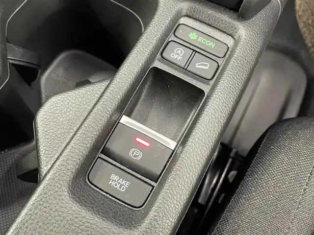 ホンダ ヴェゼル G 滋賀県 2023(令5)年 1.8万km プラチナホワイトパール 純正9インチナビ/【Bluetooth/USB/フルセグTV/Apple CarPlay/Android Auto】/バックカメラ/追従クルーズコントロール/クリアランスソナー/レーンキープアシスト/LEDヘッドライト/オートマチックハイビーム/衝突軽減ブレーキ/ヒルディセントコントロール/電動パーキングブレーキ/オートブレーキホールド/前後ドライブレコーダー/社外デジタルインナーミラー/ビルトインETC2.0/ワイヤレス充電/社外フロアマット/ドアバイザー/プッシュスタート/スマートキー/ステアリングリモコン