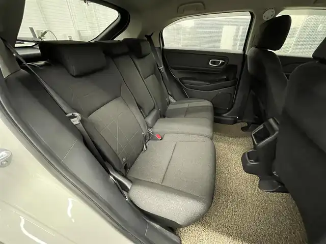 ホンダ ヴェゼル G 滋賀県 2023(令5)年 1.8万km プラチナホワイトパール 純正9インチナビ/【Bluetooth/USB/フルセグTV/Apple CarPlay/Android Auto】/バックカメラ/追従クルーズコントロール/クリアランスソナー/レーンキープアシスト/LEDヘッドライト/オートマチックハイビーム/衝突軽減ブレーキ/ヒルディセントコントロール/電動パーキングブレーキ/オートブレーキホールド/前後ドライブレコーダー/社外デジタルインナーミラー/ビルトインETC2.0/ワイヤレス充電/社外フロアマット/ドアバイザー/プッシュスタート/スマートキー/ステアリングリモコン