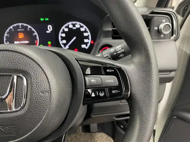ホンダ ヴェゼル G 滋賀県 2023(令5)年 1.8万km プラチナホワイトパール 純正9インチナビ/【Bluetooth/USB/フルセグTV/Apple CarPlay/Android Auto】/バックカメラ/追従クルーズコントロール/クリアランスソナー/レーンキープアシスト/LEDヘッドライト/オートマチックハイビーム/衝突軽減ブレーキ/ヒルディセントコントロール/電動パーキングブレーキ/オートブレーキホールド/前後ドライブレコーダー/社外デジタルインナーミラー/ビルトインETC2.0/ワイヤレス充電/社外フロアマット/ドアバイザー/プッシュスタート/スマートキー/ステアリングリモコン