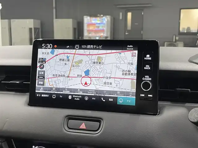 ホンダ ヴェゼル G 滋賀県 2023(令5)年 1.8万km プラチナホワイトパール 純正9インチナビ/【Bluetooth/USB/フルセグTV/Apple CarPlay/Android Auto】/バックカメラ/追従クルーズコントロール/クリアランスソナー/レーンキープアシスト/LEDヘッドライト/オートマチックハイビーム/衝突軽減ブレーキ/ヒルディセントコントロール/電動パーキングブレーキ/オートブレーキホールド/前後ドライブレコーダー/社外デジタルインナーミラー/ビルトインETC2.0/ワイヤレス充電/社外フロアマット/ドアバイザー/プッシュスタート/スマートキー/ステアリングリモコン