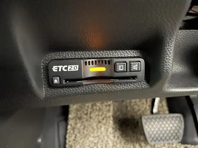 ホンダ ヴェゼル G 滋賀県 2023(令5)年 1.8万km プラチナホワイトパール 純正9インチナビ/【Bluetooth/USB/フルセグTV/Apple CarPlay/Android Auto】/バックカメラ/追従クルーズコントロール/クリアランスソナー/レーンキープアシスト/LEDヘッドライト/オートマチックハイビーム/衝突軽減ブレーキ/ヒルディセントコントロール/電動パーキングブレーキ/オートブレーキホールド/前後ドライブレコーダー/社外デジタルインナーミラー/ビルトインETC2.0/ワイヤレス充電/社外フロアマット/ドアバイザー/プッシュスタート/スマートキー/ステアリングリモコン