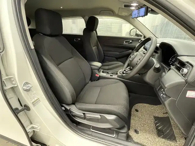 ホンダ ヴェゼル G 滋賀県 2023(令5)年 1.8万km プラチナホワイトパール 純正9インチナビ/【Bluetooth/USB/フルセグTV/Apple CarPlay/Android Auto】/バックカメラ/追従クルーズコントロール/クリアランスソナー/レーンキープアシスト/LEDヘッドライト/オートマチックハイビーム/衝突軽減ブレーキ/ヒルディセントコントロール/電動パーキングブレーキ/オートブレーキホールド/前後ドライブレコーダー/社外デジタルインナーミラー/ビルトインETC2.0/ワイヤレス充電/社外フロアマット/ドアバイザー/プッシュスタート/スマートキー/ステアリングリモコン