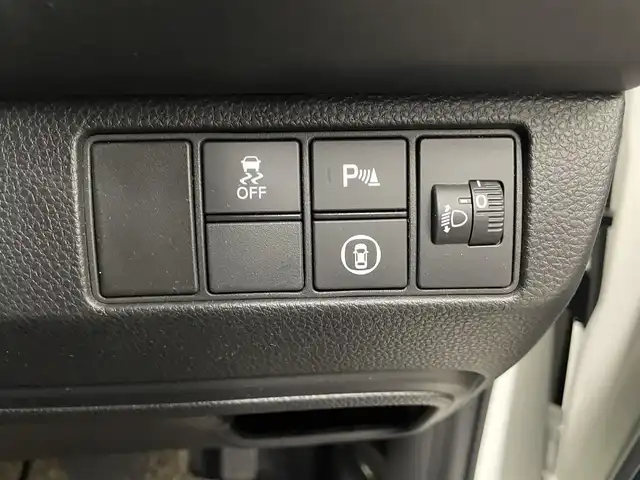 ホンダ ヴェゼル G 滋賀県 2023(令5)年 1.8万km プラチナホワイトパール 純正9インチナビ/【Bluetooth/USB/フルセグTV/Apple CarPlay/Android Auto】/バックカメラ/追従クルーズコントロール/クリアランスソナー/レーンキープアシスト/LEDヘッドライト/オートマチックハイビーム/衝突軽減ブレーキ/ヒルディセントコントロール/電動パーキングブレーキ/オートブレーキホールド/前後ドライブレコーダー/社外デジタルインナーミラー/ビルトインETC2.0/ワイヤレス充電/社外フロアマット/ドアバイザー/プッシュスタート/スマートキー/ステアリングリモコン