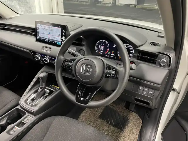 ホンダ ヴェゼル G 滋賀県 2023(令5)年 1.8万km プラチナホワイトパール 純正9インチナビ/【Bluetooth/USB/フルセグTV/Apple CarPlay/Android Auto】/バックカメラ/追従クルーズコントロール/クリアランスソナー/レーンキープアシスト/LEDヘッドライト/オートマチックハイビーム/衝突軽減ブレーキ/ヒルディセントコントロール/電動パーキングブレーキ/オートブレーキホールド/前後ドライブレコーダー/社外デジタルインナーミラー/ビルトインETC2.0/ワイヤレス充電/社外フロアマット/ドアバイザー/プッシュスタート/スマートキー/ステアリングリモコン