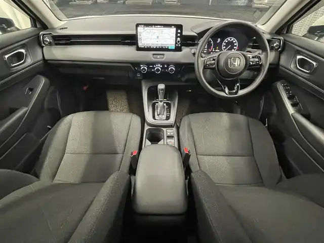 ホンダ ヴェゼル G 滋賀県 2023(令5)年 1.8万km プラチナホワイトパール 純正9インチナビ/【Bluetooth/USB/フルセグTV/Apple CarPlay/Android Auto】/バックカメラ/追従クルーズコントロール/クリアランスソナー/レーンキープアシスト/LEDヘッドライト/オートマチックハイビーム/衝突軽減ブレーキ/ヒルディセントコントロール/電動パーキングブレーキ/オートブレーキホールド/前後ドライブレコーダー/社外デジタルインナーミラー/ビルトインETC2.0/ワイヤレス充電/社外フロアマット/ドアバイザー/プッシュスタート/スマートキー/ステアリングリモコン