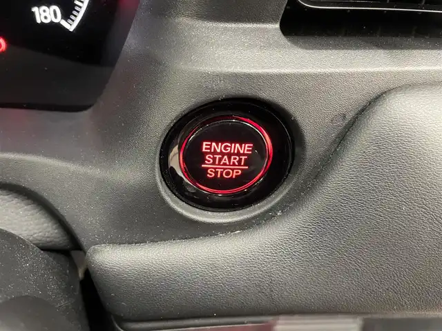 ホンダ ヴェゼル G 滋賀県 2023(令5)年 1.8万km プラチナホワイトパール 純正9インチナビ/【Bluetooth/USB/フルセグTV/Apple CarPlay/Android Auto】/バックカメラ/追従クルーズコントロール/クリアランスソナー/レーンキープアシスト/LEDヘッドライト/オートマチックハイビーム/衝突軽減ブレーキ/ヒルディセントコントロール/電動パーキングブレーキ/オートブレーキホールド/前後ドライブレコーダー/社外デジタルインナーミラー/ビルトインETC2.0/ワイヤレス充電/社外フロアマット/ドアバイザー/プッシュスタート/スマートキー/ステアリングリモコン