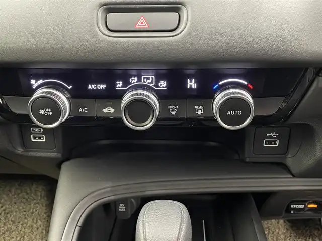 ホンダ ヴェゼル G 滋賀県 2023(令5)年 1.8万km プラチナホワイトパール 純正9インチナビ/【Bluetooth/USB/フルセグTV/Apple CarPlay/Android Auto】/バックカメラ/追従クルーズコントロール/クリアランスソナー/レーンキープアシスト/LEDヘッドライト/オートマチックハイビーム/衝突軽減ブレーキ/ヒルディセントコントロール/電動パーキングブレーキ/オートブレーキホールド/前後ドライブレコーダー/社外デジタルインナーミラー/ビルトインETC2.0/ワイヤレス充電/社外フロアマット/ドアバイザー/プッシュスタート/スマートキー/ステアリングリモコン