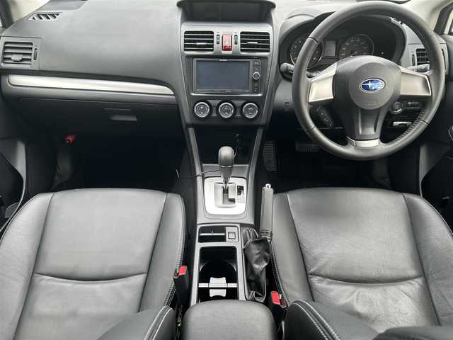 スバル インプレッサ スポーツ 1．6i－L 愛媛県 2014(平26)年 2.6万km サテンホワイトパール 禁煙車/登録時走行距離：26093km/ディーラーオプション純正7インチナビ/CD/DVD/ワンセグTV/Bluetooth/バックカメラ/前方ドライブレコーダー(SDカードなし)/ETC/衝突被害軽減システム/横滑り防止装置/LEDヘッドライト/レザーシート/前席パワーシート/前席シートヒーター/エンジンスタートボタン/スマートキー/スペアキー/純正フロアマット/純正15インチアルミホイール